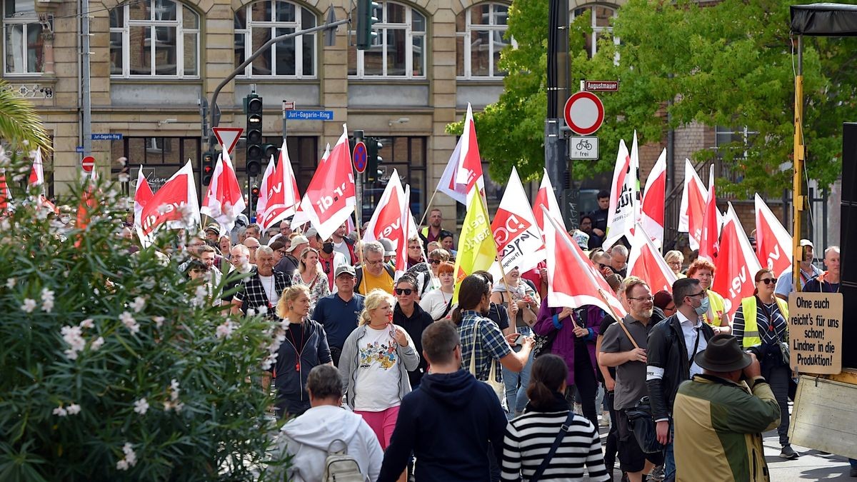 In Erfurt demonstrierten am Sonntag laut Polizei knapp 2000 Menschen unter dem Motto 