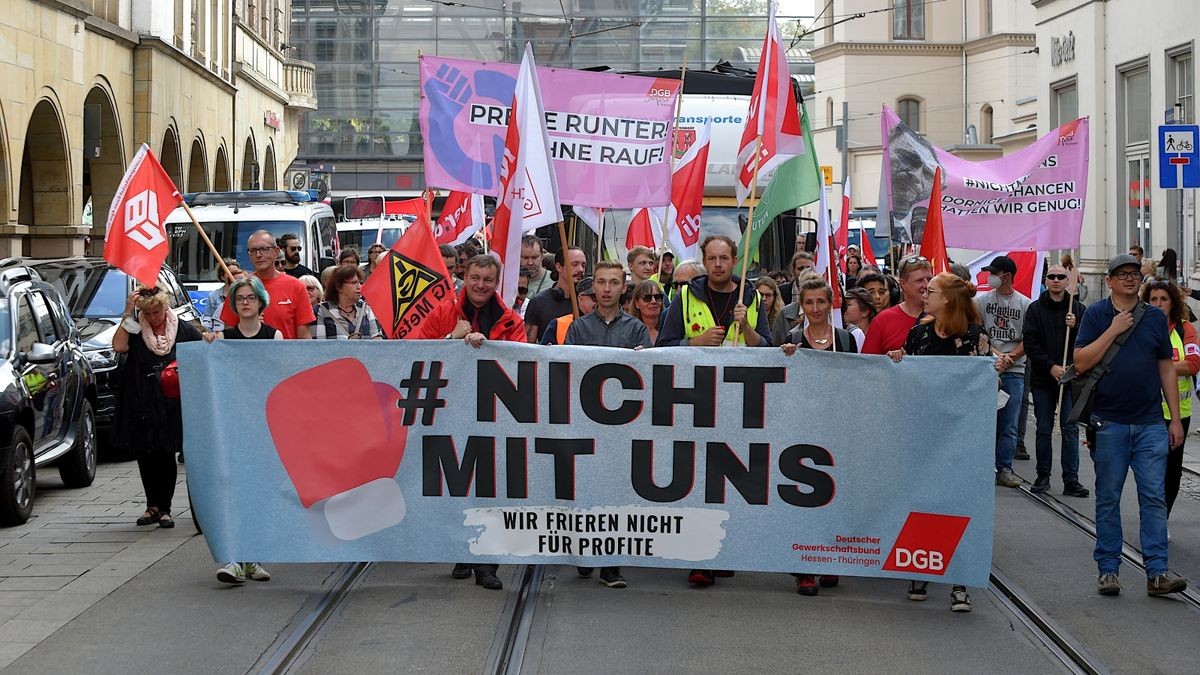 In Erfurt demonstrierten am Sonntag laut Polizei knapp 2000 Menschen unter dem Motto 