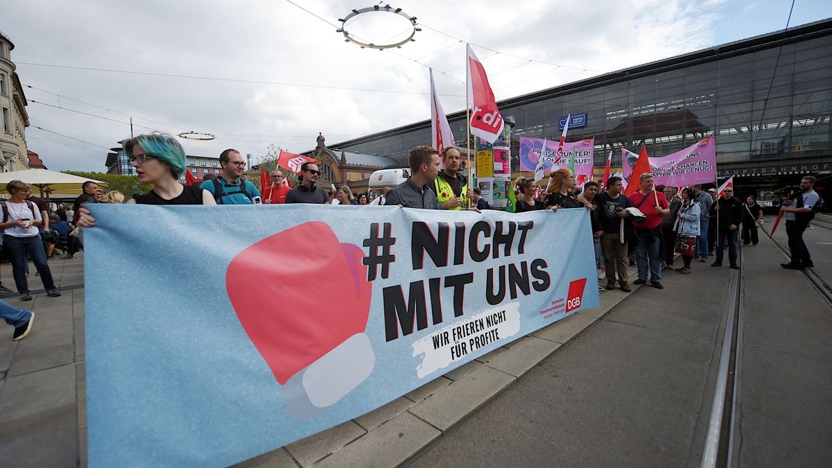 In Erfurt demonstrierten am Sonntag laut Polizei knapp 2000 Menschen unter dem Motto 