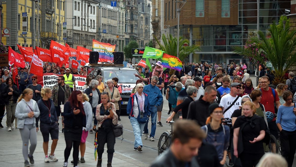 In Erfurt demonstrierten am Sonntag laut Polizei knapp 2000 Menschen unter dem Motto 