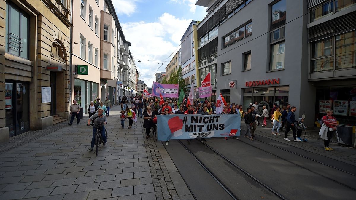 In Erfurt demonstrierten am Sonntag laut Polizei knapp 2000 Menschen unter dem Motto 