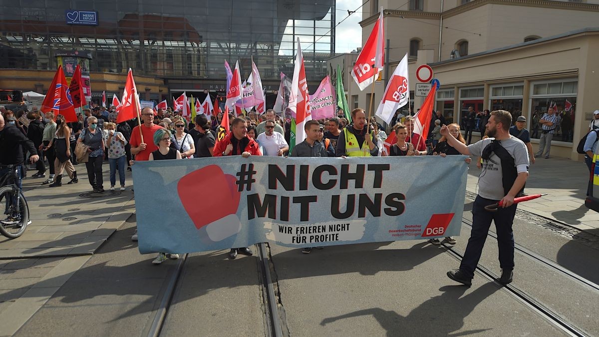 In Erfurt demonstrierten am Sonntag laut Polizei knapp 2000 Menschen unter dem Motto 