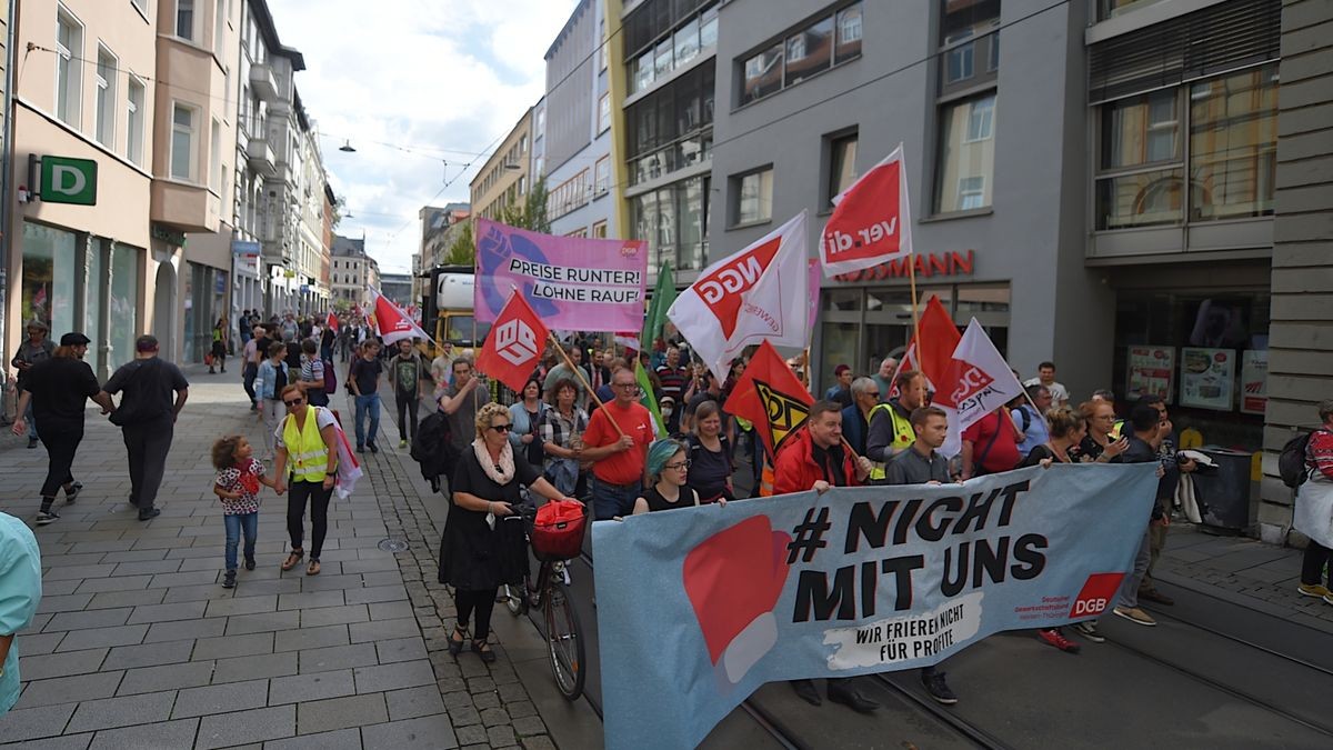 In Erfurt demonstrierten am Sonntag laut Polizei knapp 2000 Menschen unter dem Motto 