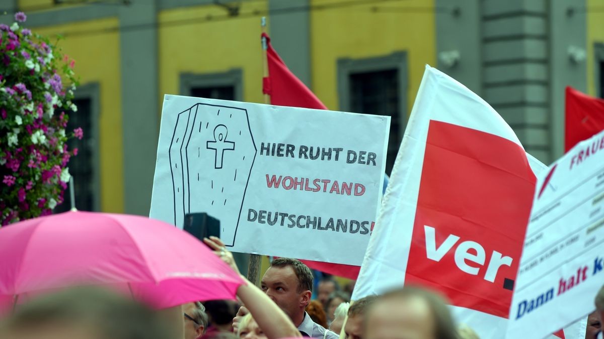 In Erfurt demonstrierten am Sonntag laut Polizei knapp 2000 Menschen unter dem Motto 