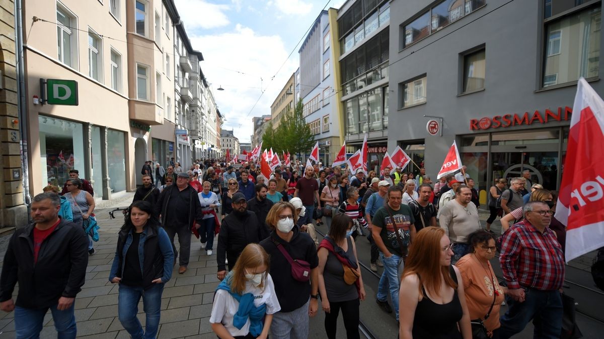 In Erfurt demonstrierten am Sonntag laut Polizei knapp 2000 Menschen unter dem Motto 