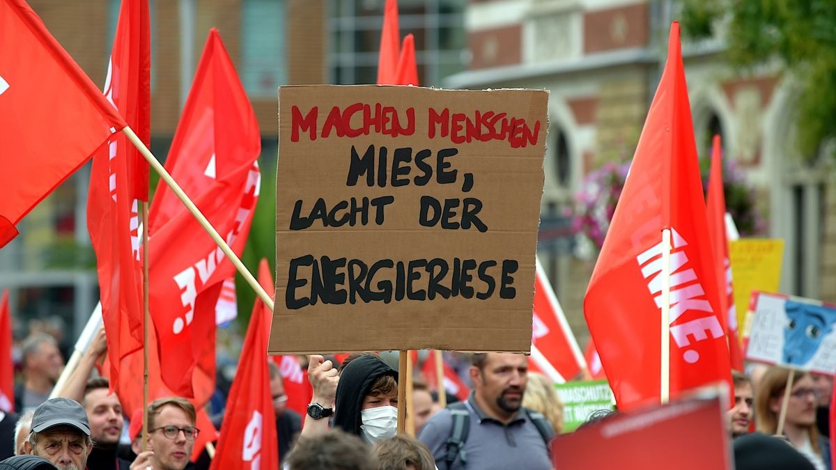 In Erfurt demonstrierten am Sonntag laut Polizei knapp 2000 Menschen unter dem Motto 