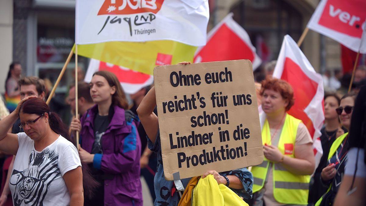 In Erfurt demonstrierten am Sonntag laut Polizei knapp 2000 Menschen unter dem Motto 