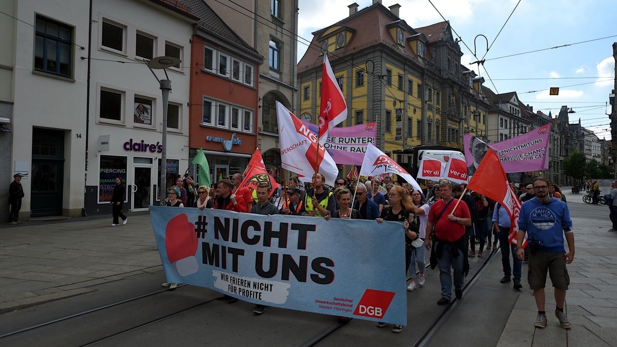 In Erfurt demonstrierten am Sonntag laut Polizei knapp 2000 Menschen unter dem Motto 