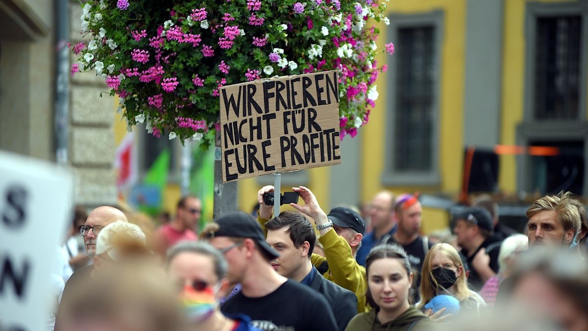 In Erfurt demonstrierten am Sonntag laut Polizei knapp 2000 Menschen unter dem Motto 