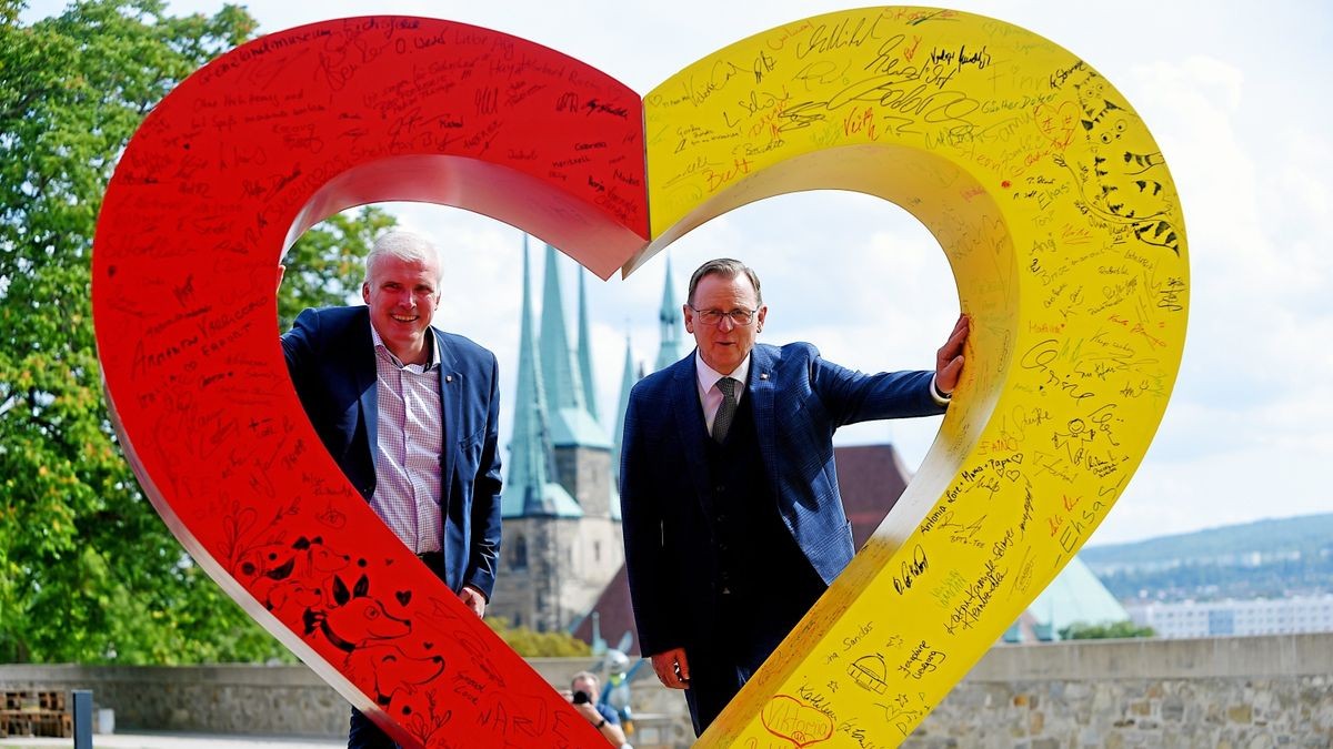 Thüringens Ministerpräsident Bodo Ramelow sowie Erfurts Oberbürgermeister Andreas Bausewein (links) vor dem Logo zu den Feierlichkeiten zum Tag der Deutschen Einheit.