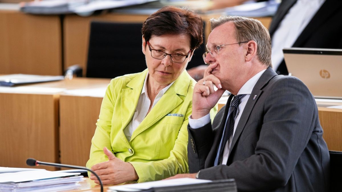 Finanzministerin Heike Taubert (SPD, hier mit Ministerpräsident Bodo Ramelow, Linke) wird am Dienstag den mittelfristigen Finanzplan der Landesregierung dem Kabinett vorstellen (Archivfoto). 