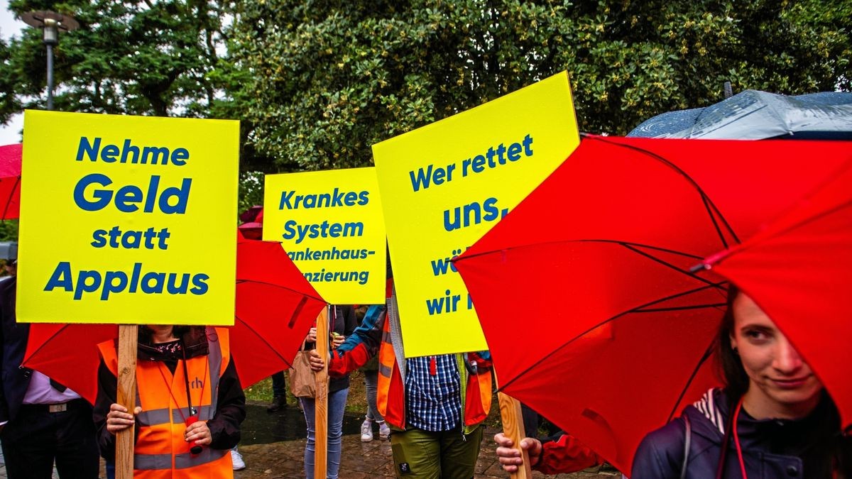 Klinikvertreter aus ganz Thüringen machen bei der Protestkundgebung „Alarmstufe Rot – Thüringer Krankenhäuser in Gefahr“ am Thüringer Landtag auf ihre Notlage aufmerksam.