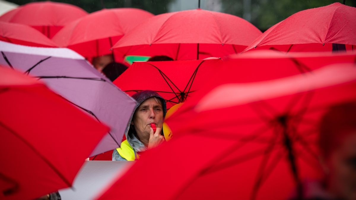 Inflation und hohe Energiepreise bringen viele Thüringer Kliniken in Not. Mit Trillerpfeifen und Tröten haben am Mittwoch Klinikvertreter aus ganz Thüringen bei strömendem Regen am Landtag auf ihre Situation aufmerksam gemacht. Unter dem Motto „Alarmstufe Rot – Thüringer Krankenhäuser in Gefahr“ hatte die Landeskrankenhausgesellschaft (LKHG) zum Protest aufgerufen.