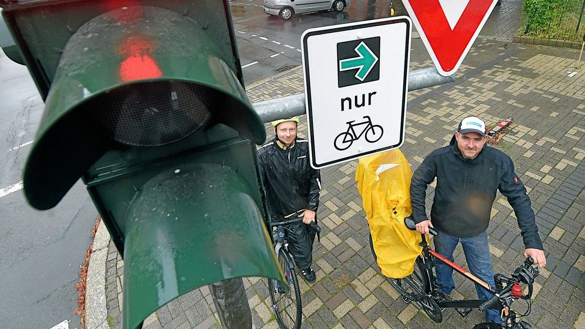 Radverkehrsbeauftragter Dirk Büsche und Verkehrsdezernent Andreas Bärwolf weihten das Grünpfeil-Schild an der Iderhoffstraße ein.