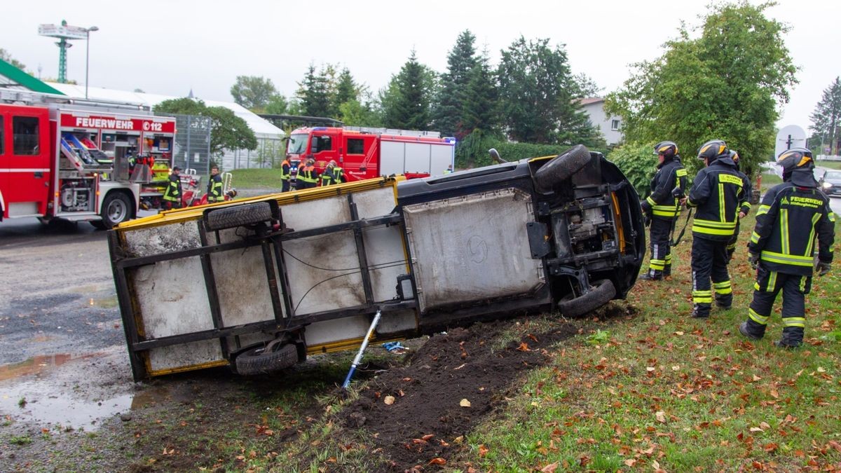 Der 20-jähriger Fahrer war auf der regennassen Straße unterwegs, als er beim Überfahren eines Bordsteins mit dem Fahrzeug ins Rutschen kam. 