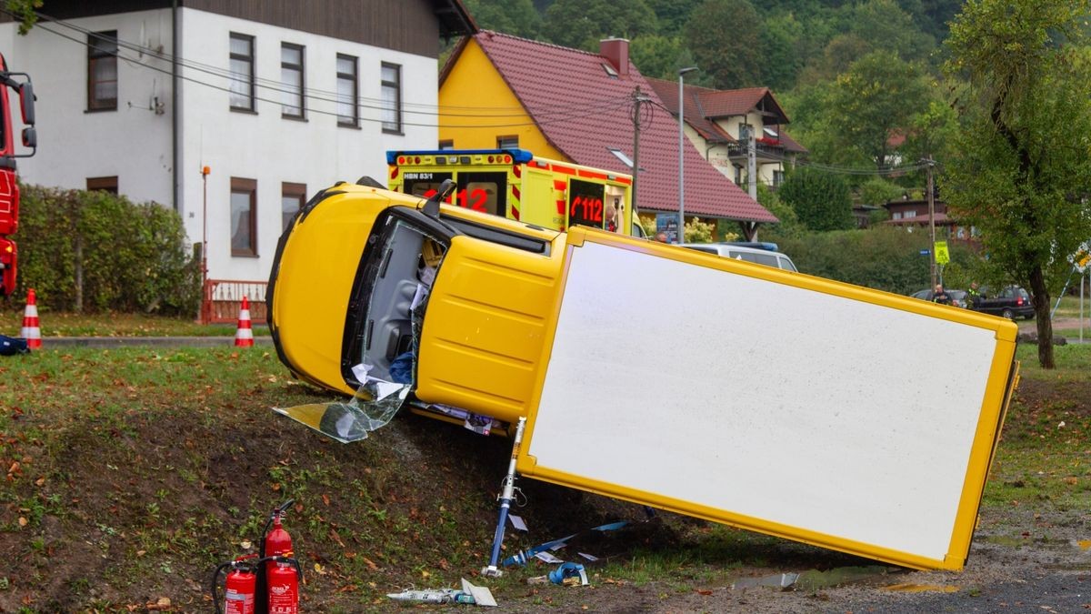 Laut ersten Erkenntnissen überschlug sich das Auto daraufhin und blieb auf der Fahrerseite liegen. 