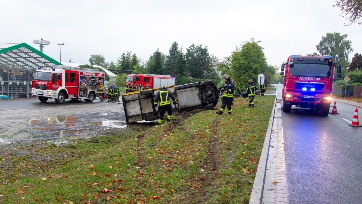 Die Feuerwehr musste den Fahrer über die Windschutzscheibe befreien. 