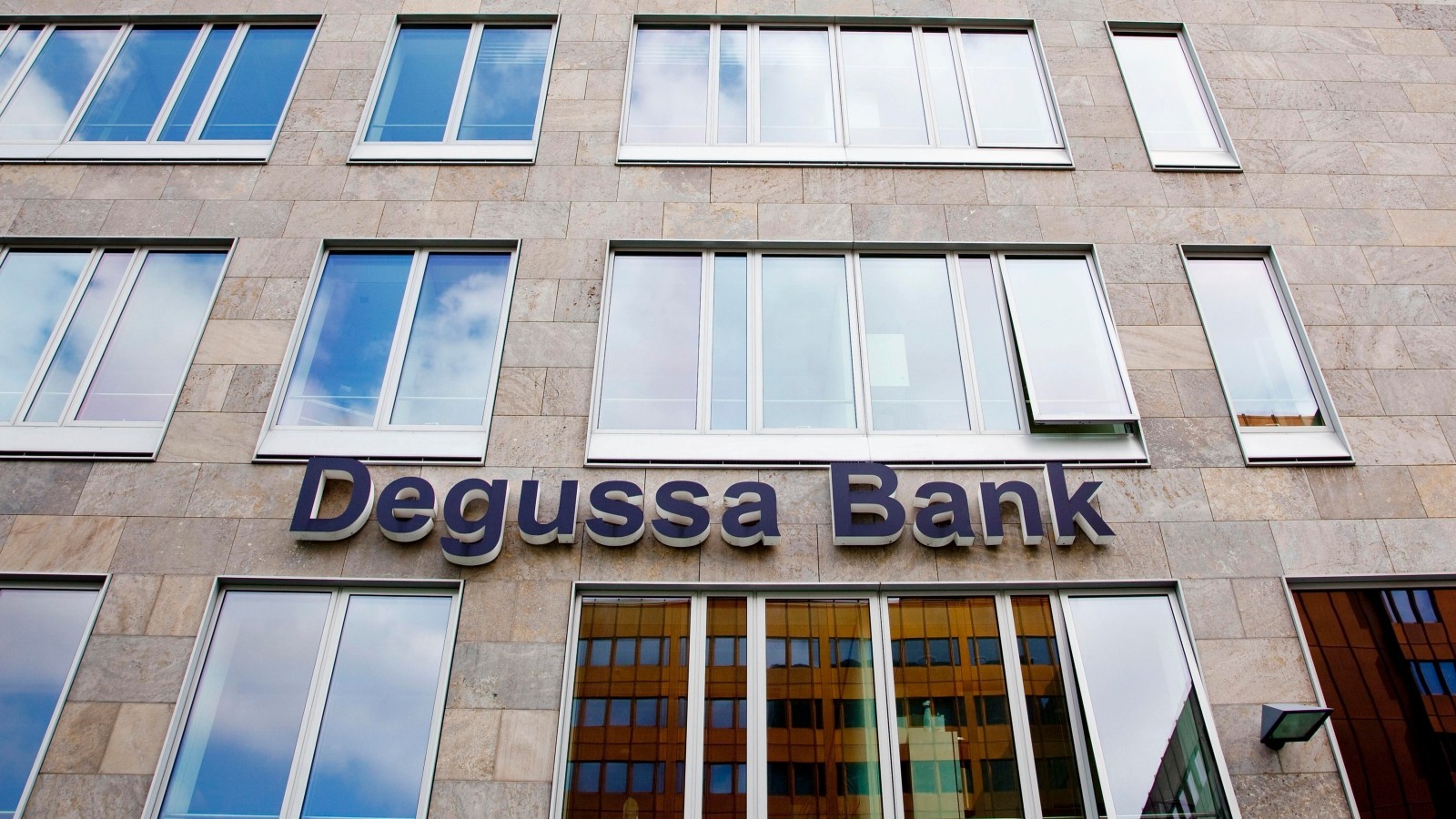 Übernahme! Oldenburgische Landesbank kauft die Degussa Bank