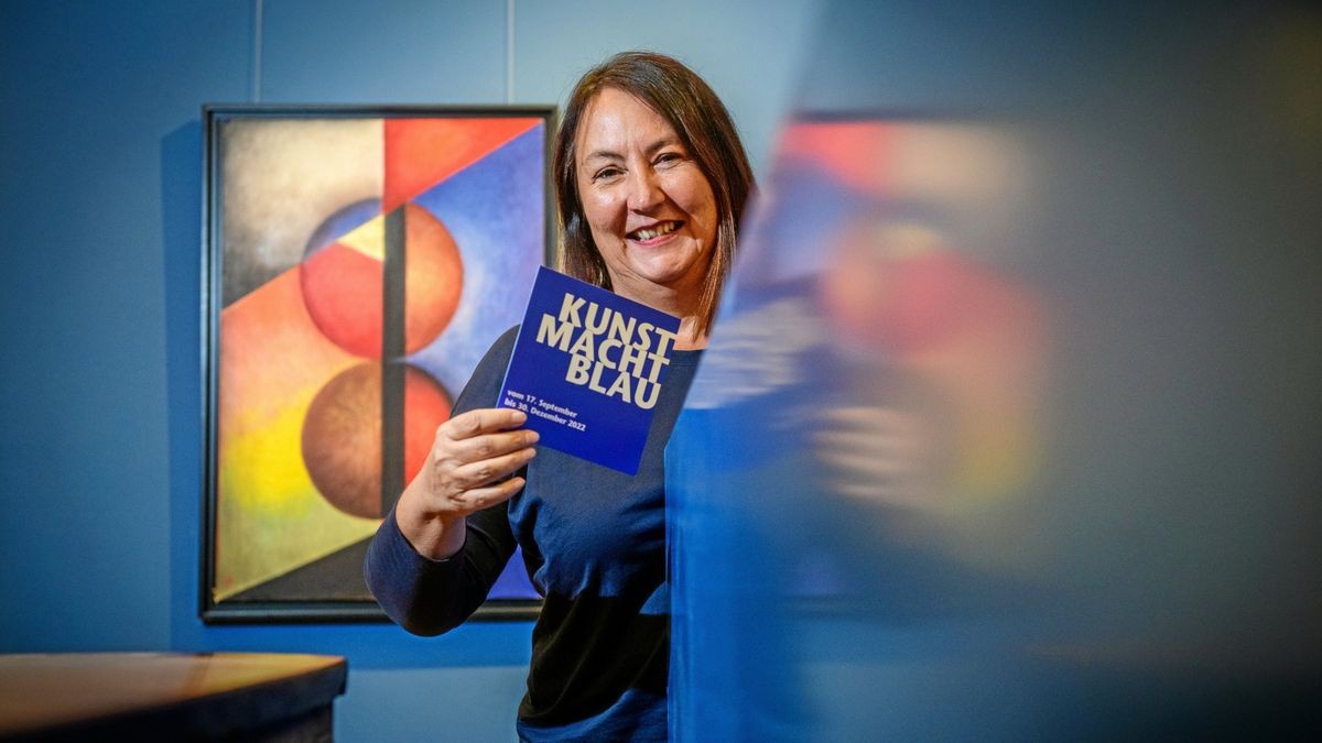 Museumsleiterin Susanne Hinsching in der neuen Ausstellung „Kunst macht blau“.