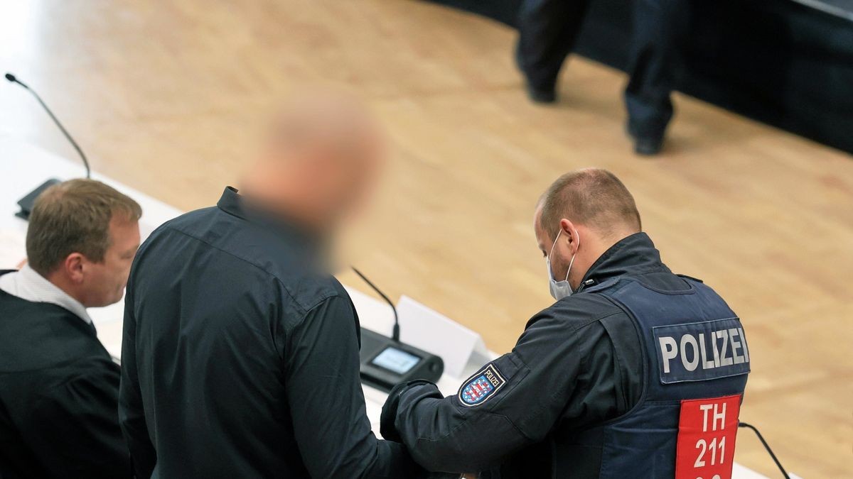 Zum Prozessauftakt am 29. Juni dieses Jahres werden mehrere der Angeklagten mit Fußfesseln in den Verhandlungssaal geführt. Der Prozess findet im Congress Center der Messe Erfurt statt. 