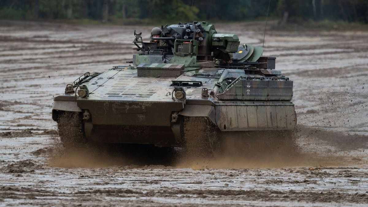 Ein Schützenpanzer der Bundeswehr vom Typ Marder fährt über einen Übungsplatz.