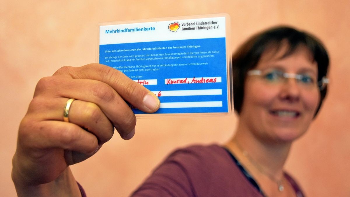 Katrin Konrad, Geschäftsführerin des Verbandes kinderreicher Familien in Thüringen, zeigt die Mehrkindfamilienkarte, die der Verband seit 2019 auf Antrag kostenlos an Familien mit mehr und drei Kindern in Thüringen ausgibt. Katrin Konrad hat selbst vier Kinder.