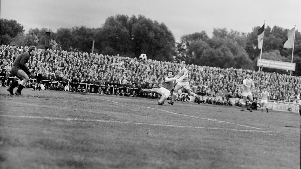 In der Oberliga-Saison 1968/69 trafen der FC Carl Zeiss und der FC Rot-Weiß am 31. August 1968 im Ernst-Abbe-Sportfeld aufeinander. Jena behielt mit 1:0 die Oberhand.