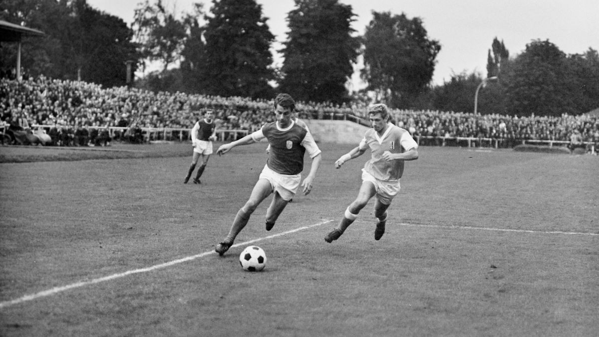 In der Oberliga-Saison 1968/69 trafen der FC Carl Zeiss und der FC Rot-Weiß am 31. August 1968 im Ernst-Abbe-Sportfeld aufeinander. Jena behielt mit 1:0 die Oberhand.