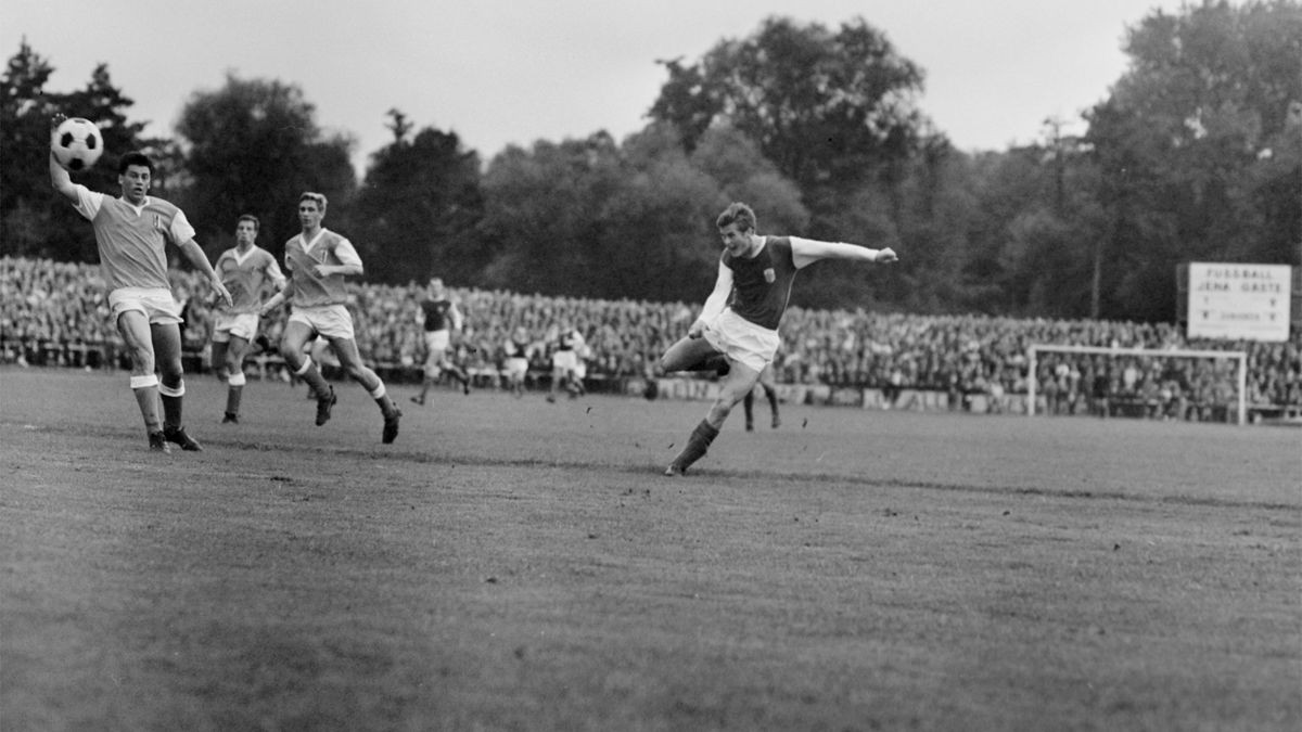 In der Oberliga-Saison 1968/69 trafen der FC Carl Zeiss und der FC Rot-Weiß am 31. August 1968 im Ernst-Abbe-Sportfeld aufeinander. Jena behielt mit 1:0 die Oberhand.