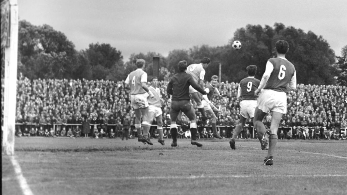 In der Oberliga-Saison 1968/69 trafen der FC Carl Zeiss und der FC Rot-Weiß am 31. August 1968 im Ernst-Abbe-Sportfeld aufeinander. Jena behielt mit 1:0 die Oberhand.