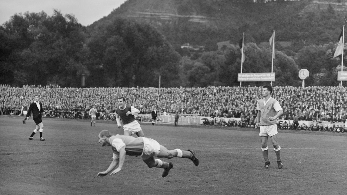 In der Oberliga-Saison 1968/69 trafen der FC Carl Zeiss und der FC Rot-Weiß am 31. August 1968 im Ernst-Abbe-Sportfeld aufeinander. Jena behielt mit 1:0 die Oberhand.