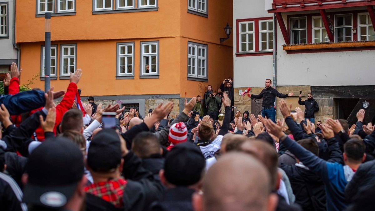 Hunderte Fußballfans zogen am Sonntag durch Erfurt.