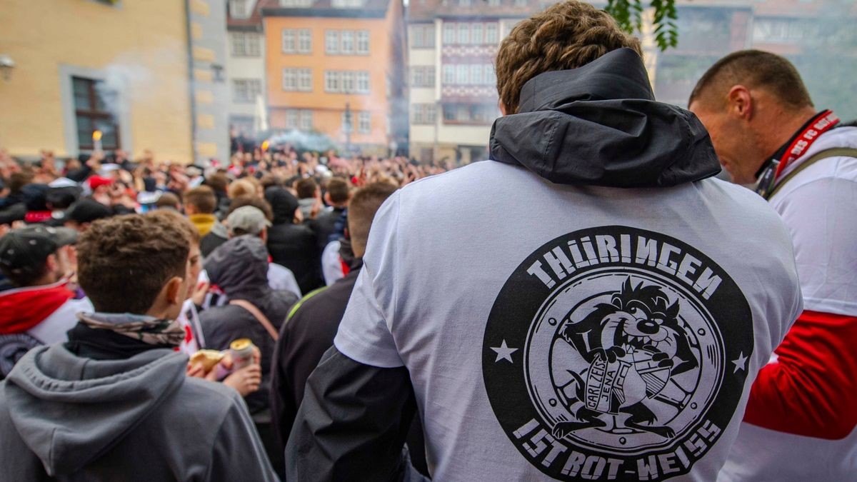 Hunderte Fußballfans zogen am Sonntag durch Erfurt.