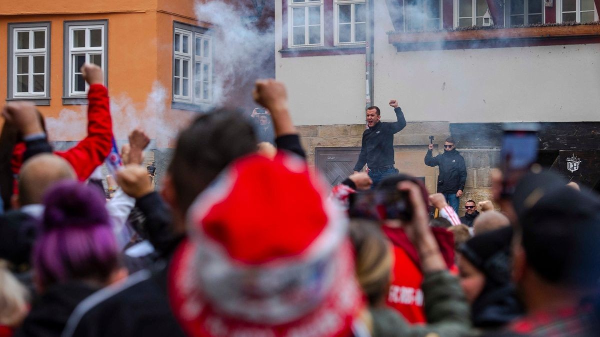 Hunderte Fußballfans zogen am Sonntag durch Erfurt.