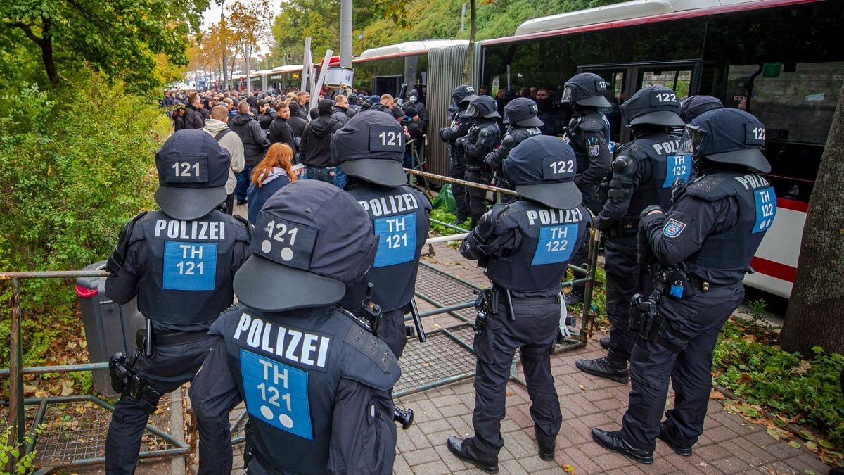 Die Gästefans wurden vorab am Hauptbahnhof abgefangen und mit Shuttlebussen zum Stadion gefahren.