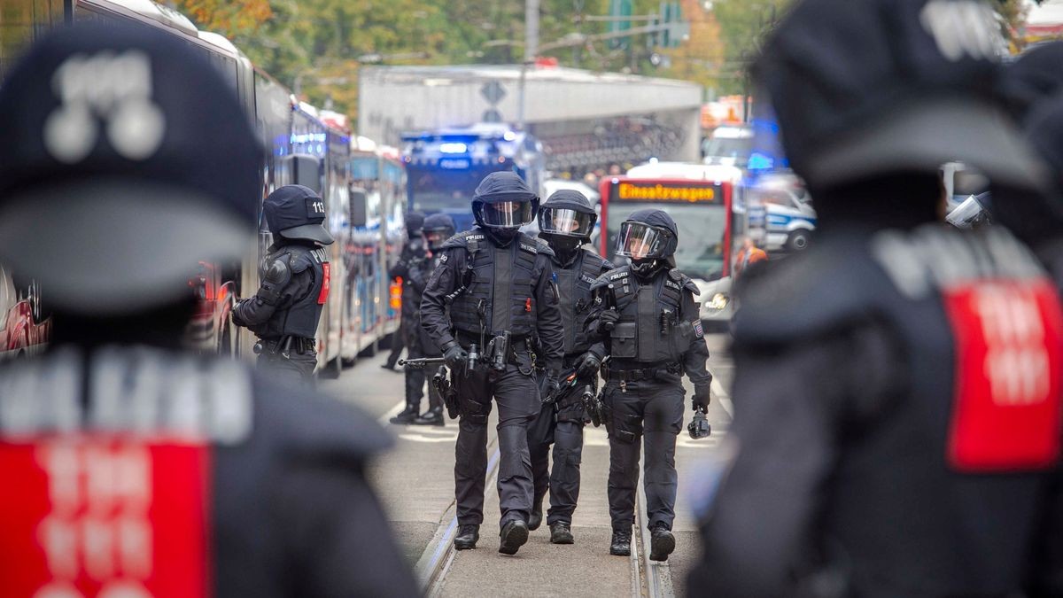 Die Polizei ist mit mehreren hundert Polizisten aus Thüringen, Sachsen und von der Bundespolizei vor Ort. 