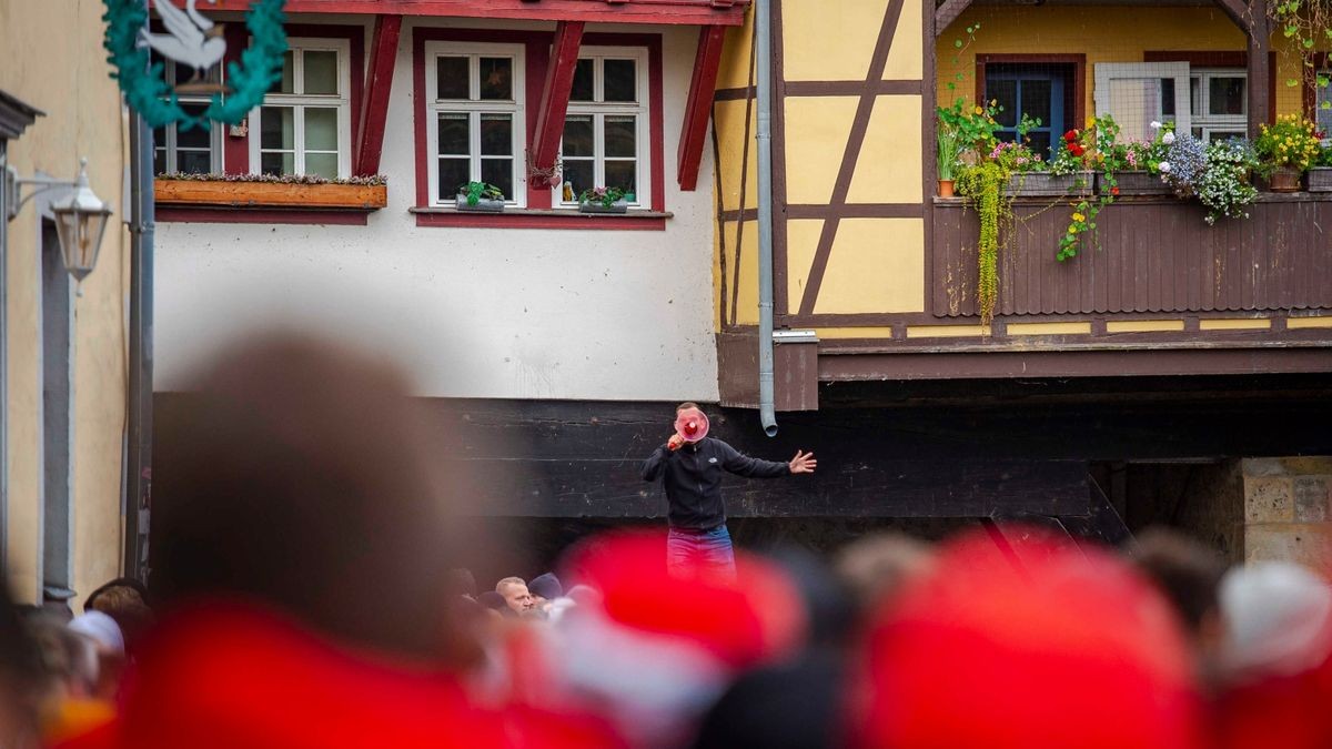 Hunderte Fußballfans zogen am Sonntag durch Erfurt.