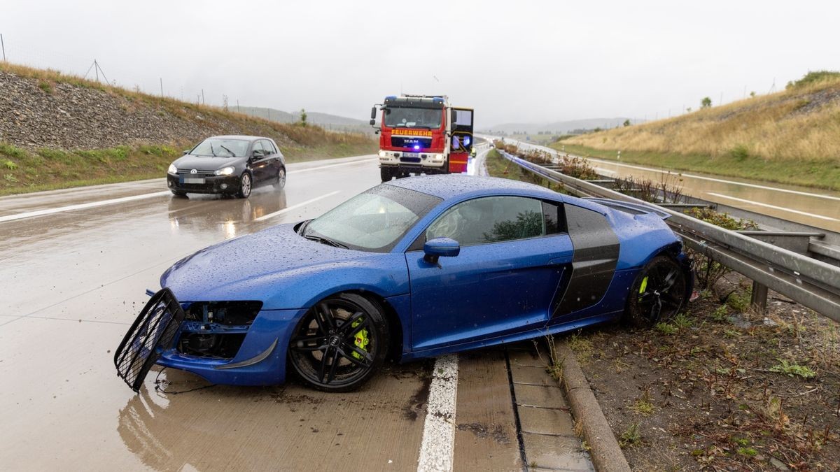 Nach ersten Informationen ist ein Fahrer mit seinem Sportwagen auf der regennassen Straße ins Schleudern geraten und gegen die Mittelleitplanke gekracht. 