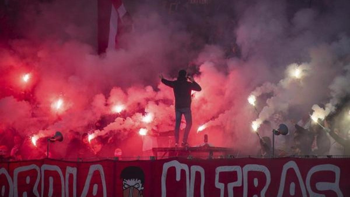 Während des Spiels wurde Pyrotechnik gezündet.