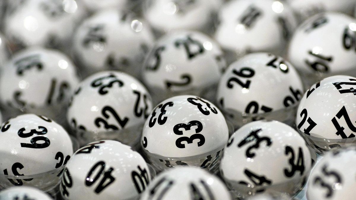 Die offiziellen Lotto-Kugeln vor der Ziehung der Lottozahlen.