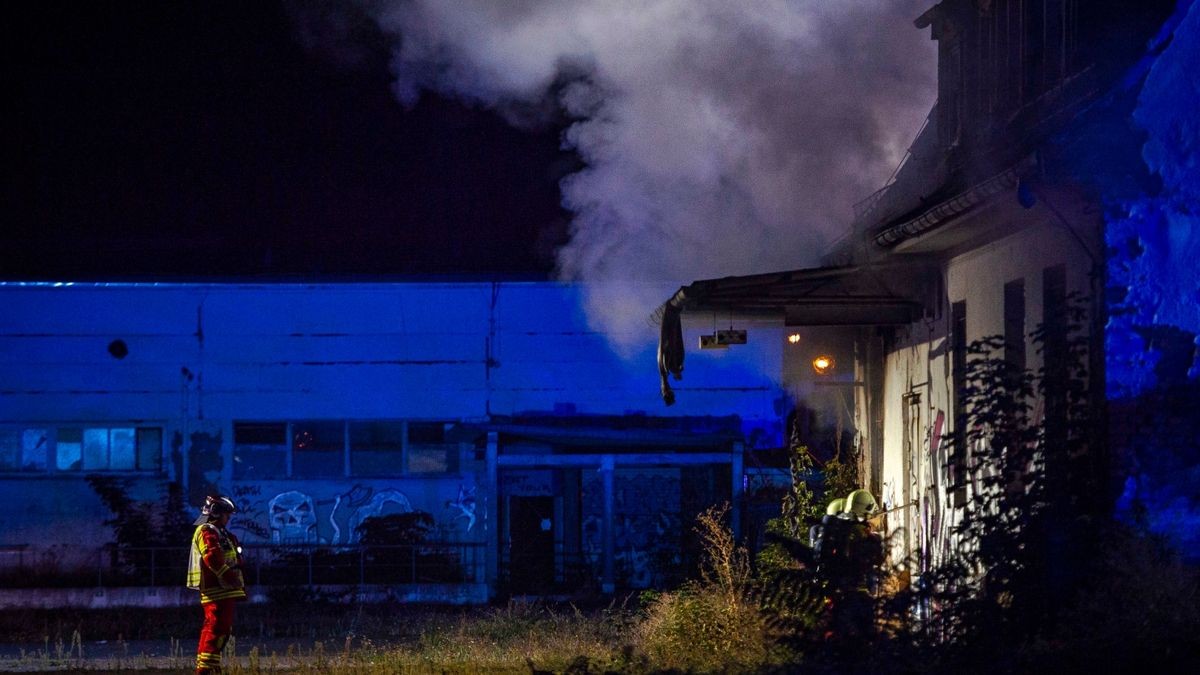 Nach ersten Informationen war das Feuer kurz vor Mitternacht aus bisher ungeklärter Ursache in einem Abbruchhaus im alten Schlachthof in der Greifswalder Straße ausgebrochen.