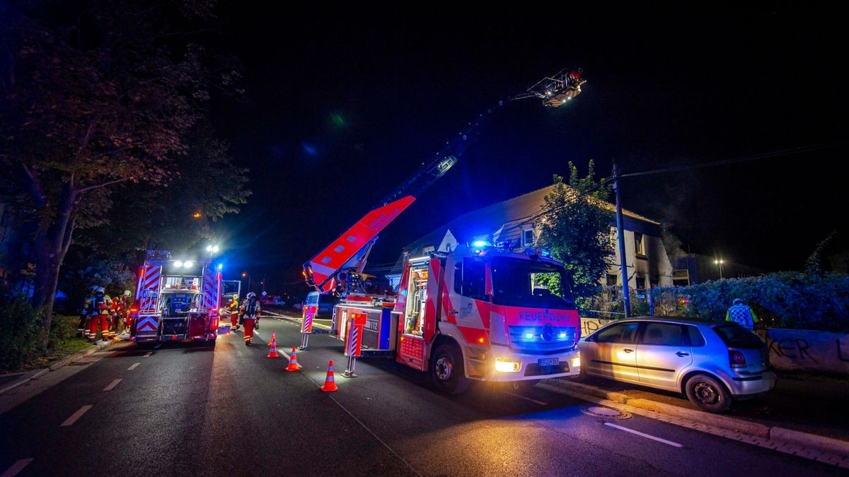 Bei einem Brand in einem leerstehenden Gebäude ist in der Nacht zum Mittwoch in Erfurt ein Mensch ums Leben gekommen.