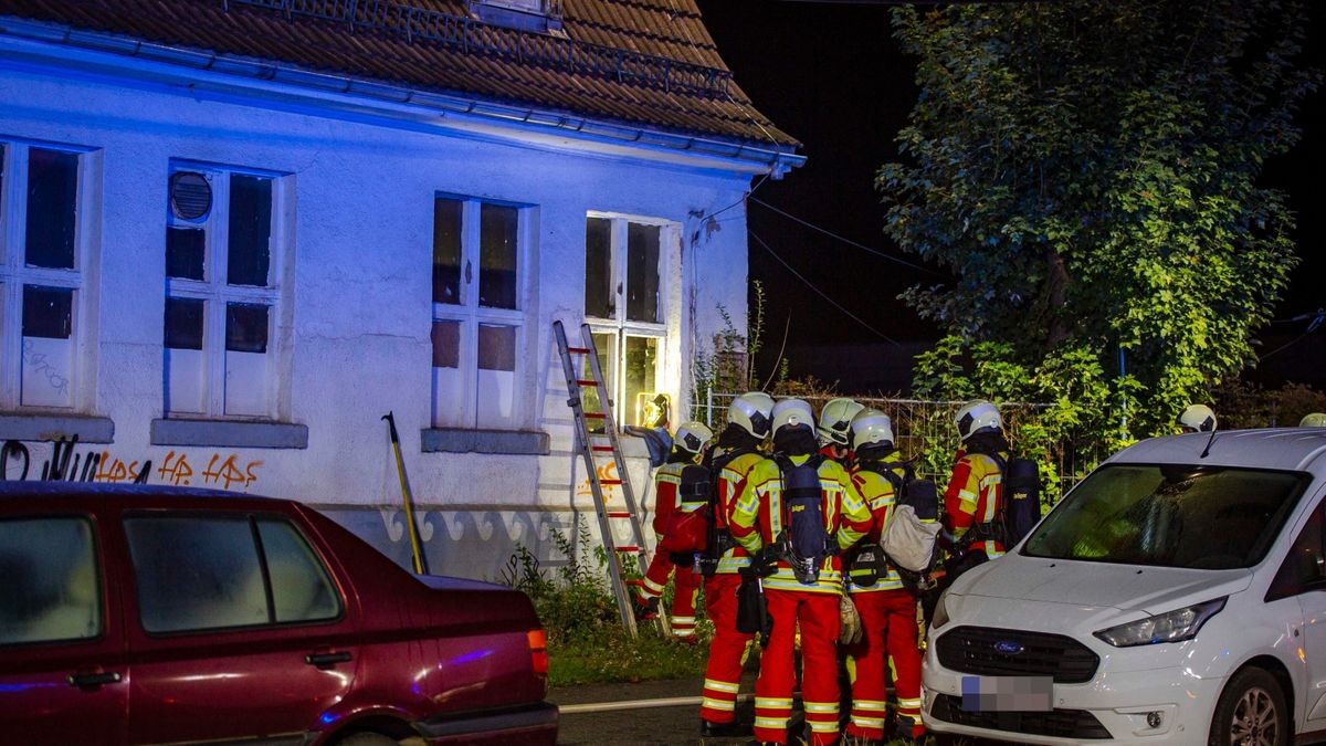 Bei einem Brand in einem leerstehenden Gebäude ist in der Nacht zum Mittwoch in Erfurt ein Mensch ums Leben gekommen.