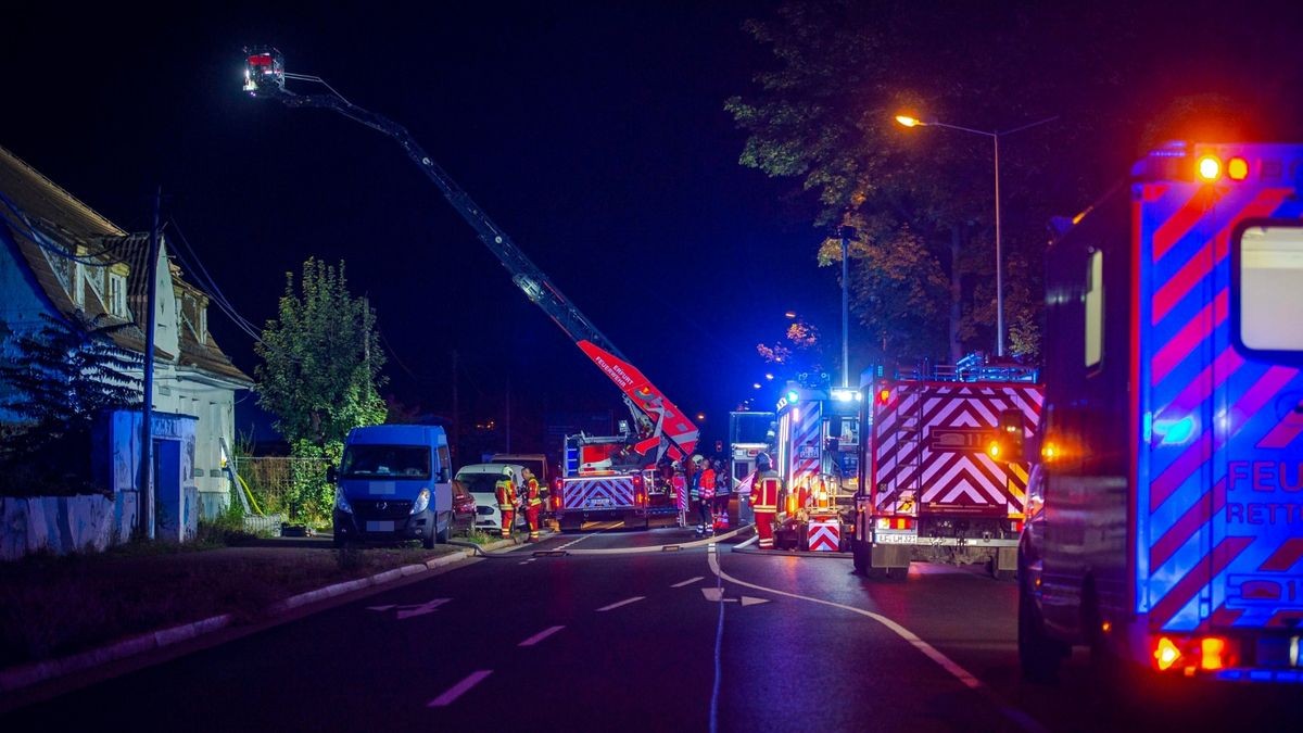 Gegen 23.50 Uhr sei der Notruf eingegangen, dass es auf dem ehemaligen Industriegelände brennt.