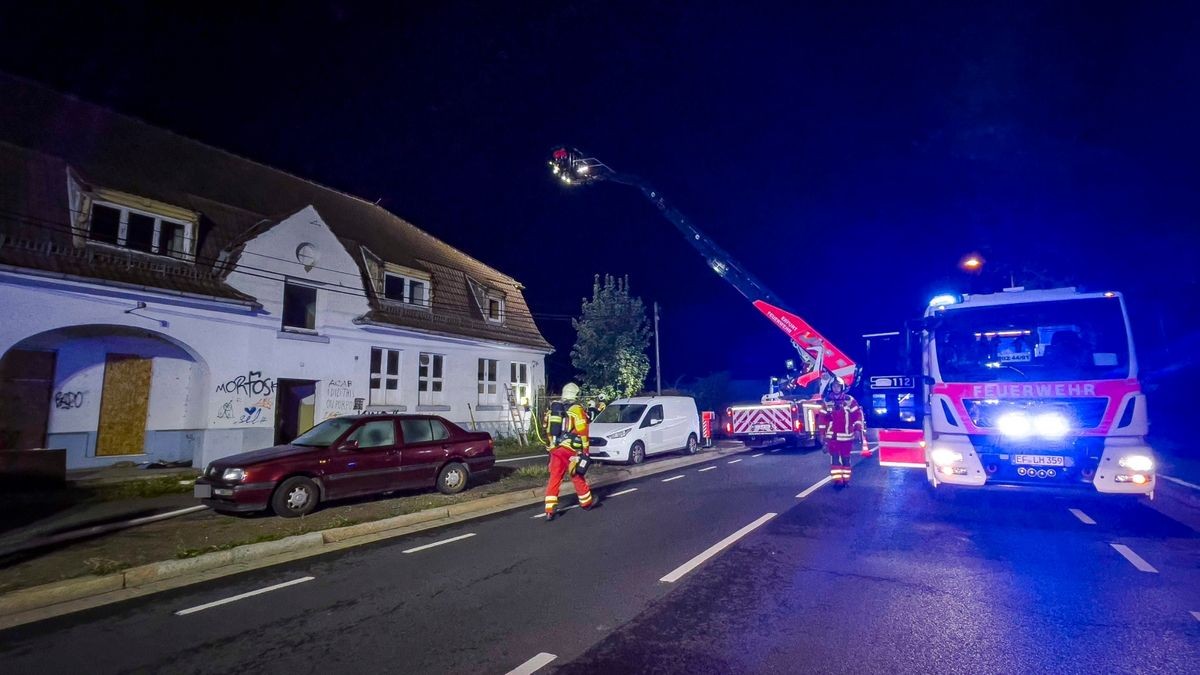 Nach schwieriger Erkundung eines Zugangs konnte der Brandherd lokalisiert und schließlich gelöscht werden.