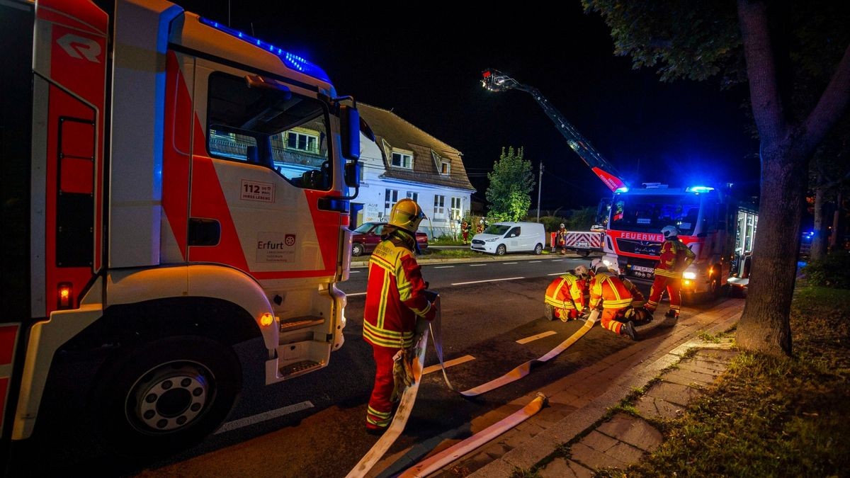 Bei einem Brand in einem leerstehenden Gebäude ist in der Nacht zum Mittwoch in Erfurt ein Mensch ums Leben gekommen.