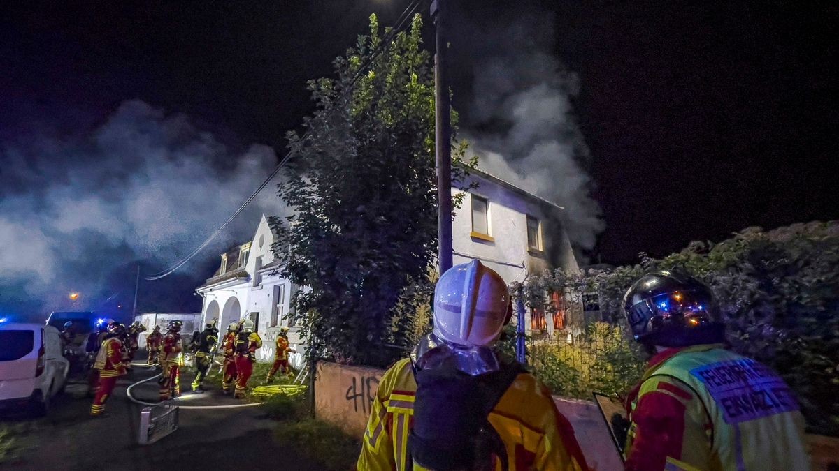 Bei einem Brand in einem leerstehenden Gebäude ist in der Nacht zum Mittwoch in Erfurt ein Mensch ums Leben gekommen.