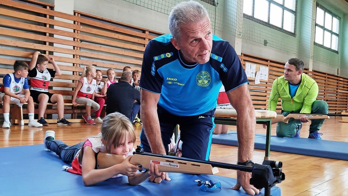 Trainer Thomas Klinger unterstützt die kleinen Viertklässler bei ersten Schießversuchen mit dem Lasergewehr.