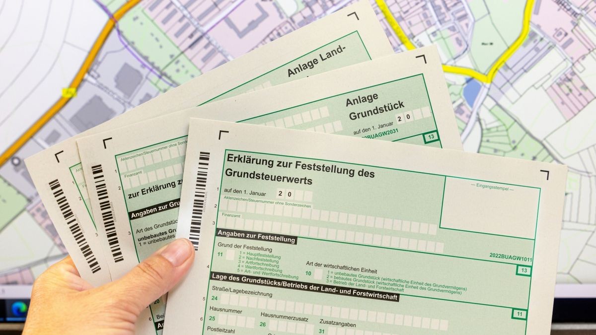 Eine Mitarbeiterin hält im Finanzamt Ilmenau Formulare zur Grundsteuererklärung in der Hand. In Thüringen wurden bisher knapp 9 Prozent der Feststellungserklärungen in Papierform eingereicht.