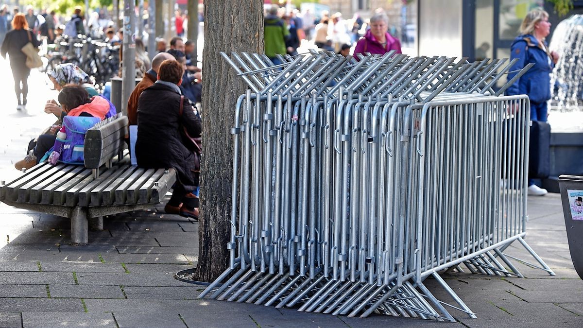 Für die Absperrung der Erfurter Innenstadt zum 3. Oktober stehen schon Zaunelemente auf dem Anger bereit.